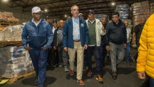 Presidente Abinader supervisa distribucion  de raciones alimenticias