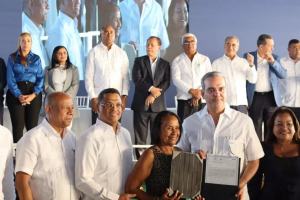 Presidente Abinader entrega títulos de propiedad