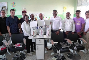 Presidente de la CPADB entrega de kits de peluquer&iacute;a en capotillo