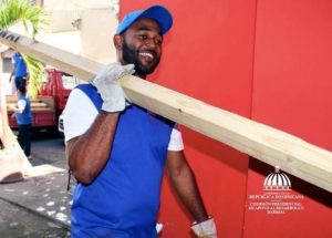 La CPADB llevó este domingo a Punta de Villa Mella, sus programas Embellece tu Barrio en Navidad y Techo Digno