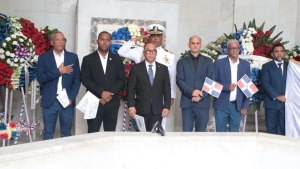 CPADB deposita ofrenda floral en el Altar de la Patria