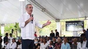 Rolfi Rojas acompa&ntilde;a al presidente Abinader a entrega en Parmarejo-Villa Linda