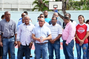 Presidente entrega club Matías Ramon Mella remozado y ayuda a equipos
