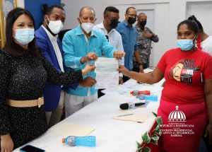 La CPADB entrega cheques a damnificados de La Yuca