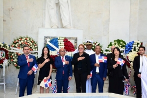 CPADB deposita ofrenda floral en el Altar de la Patria