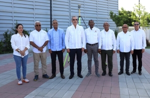 Presidente Abinader entrega títulos de propiedad a comunitarios