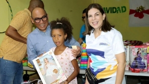 Presidente de la CPADB entrega juguete en el Gran Santo Domingo
