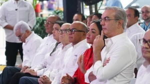 Rolfi Rojas acompaña al presidente Luis Abinader a entrega de complejo habitacional La Zurza