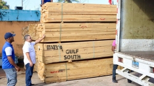 Presidente de la CPADB entrega materiales de construcción en municipio de La Victoria