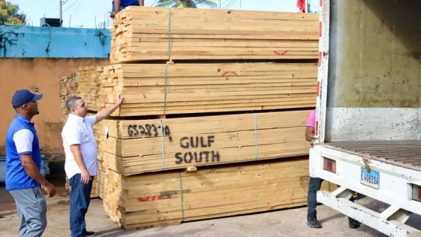 Presidente de la CPADB entrega materiales de construcción en municipio de La Victoria