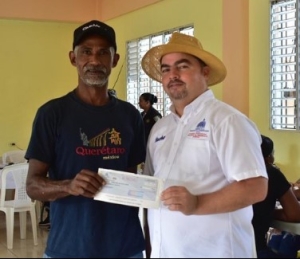 CPADB entrega bono familiares en Boca Chica