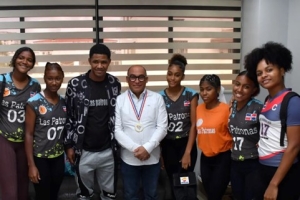 Presidente de la CPADB recibe reconocimiento de parte club de Voleibol La Patrona