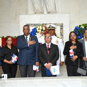 Presidente de la CPADB deposita ofrenda floral en el Altar de la Patria