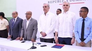 Presidente Abinader escucha                 jovenes de liceos publicos y privados