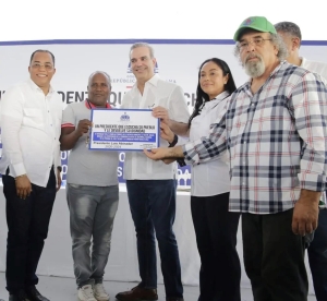 Presidente Abinader entregó 100 casas amuebladas por la CPADB