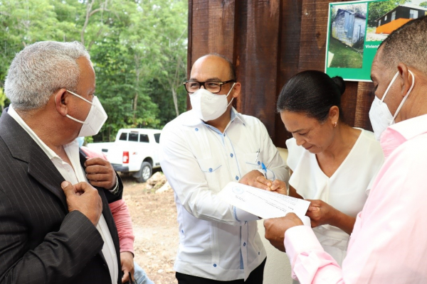 Entrega de vivienda a familia en San Francisco de Macorís