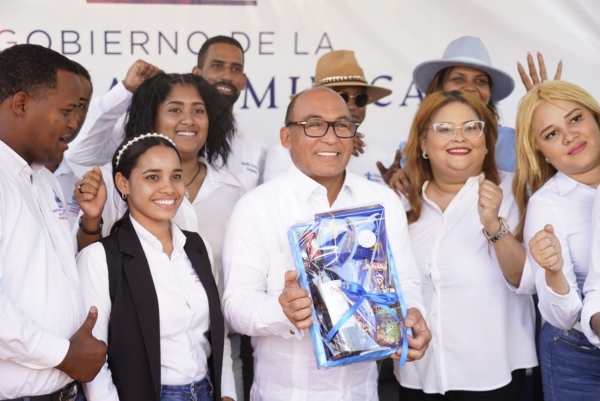 Presidente de la CPADB es sorprendido por su cumpleaños