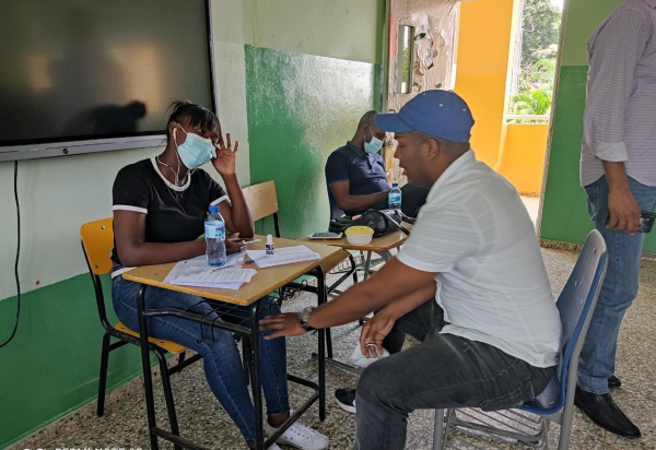 Vicepresidente Héctor Luis Bautista recorre centros de vacunación