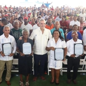 Presidente Luis Abinader entrega  títulos de propiedad en SDE
