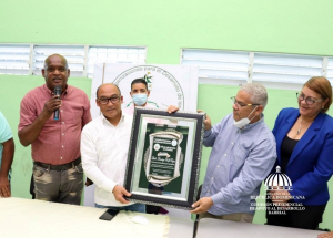 Rolfi Rojas recibe reconocimiento comunitarios de La Ciénaga
