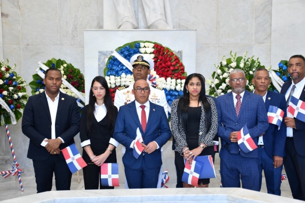 CPADB deposita ofrenda floral en el Altar de la Patria