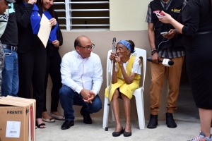 Presidente de la CPADB entrega ajuares