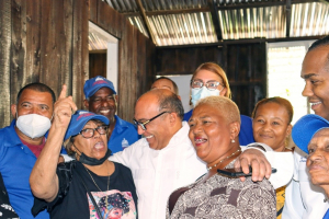 Presidente de la CPADB entrega casa en La Ciénaga