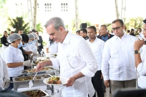 Presidente Abinader se reunió con comunitarios en Mao