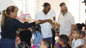 CPADB entrega juguetes en Los Alcarrizos