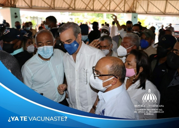 Presidente CPADB junto al primer mandatario dando inicio a la Jornada Nacional de Vacunación Comunitaria